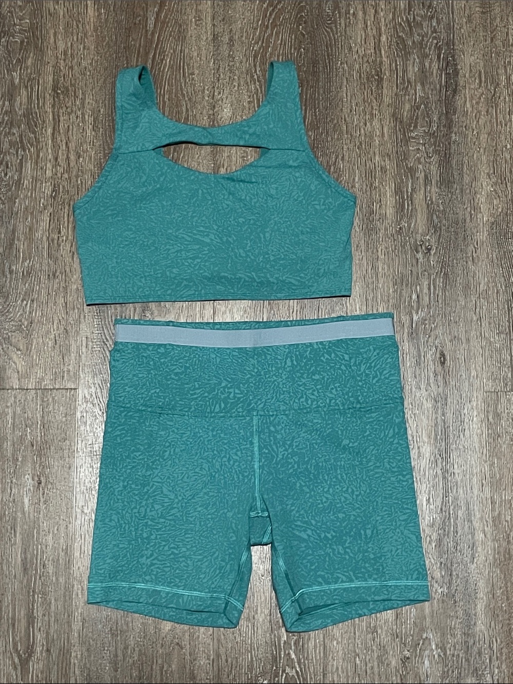 Like new Lululemon Matching Crunch Teal Lagoon Set. Size Top 10/ Bottom 8